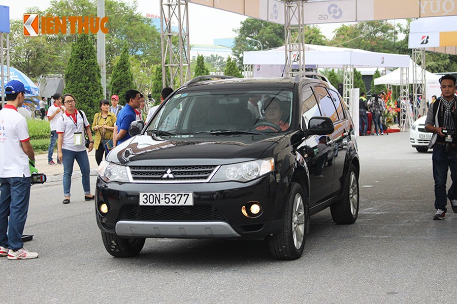 Tại ngày hội Car Care Day 2015 với tư cách khách mời danh dự,  nghệ sỹ ưu tú Chí Trung (NSƯT) thường được khán giả yêu mến gọi với cái tên Táo giao thông đã cùng với "vợ hai" của mình là chiếc Mitsubishi Outlander V6 tới tham dự.